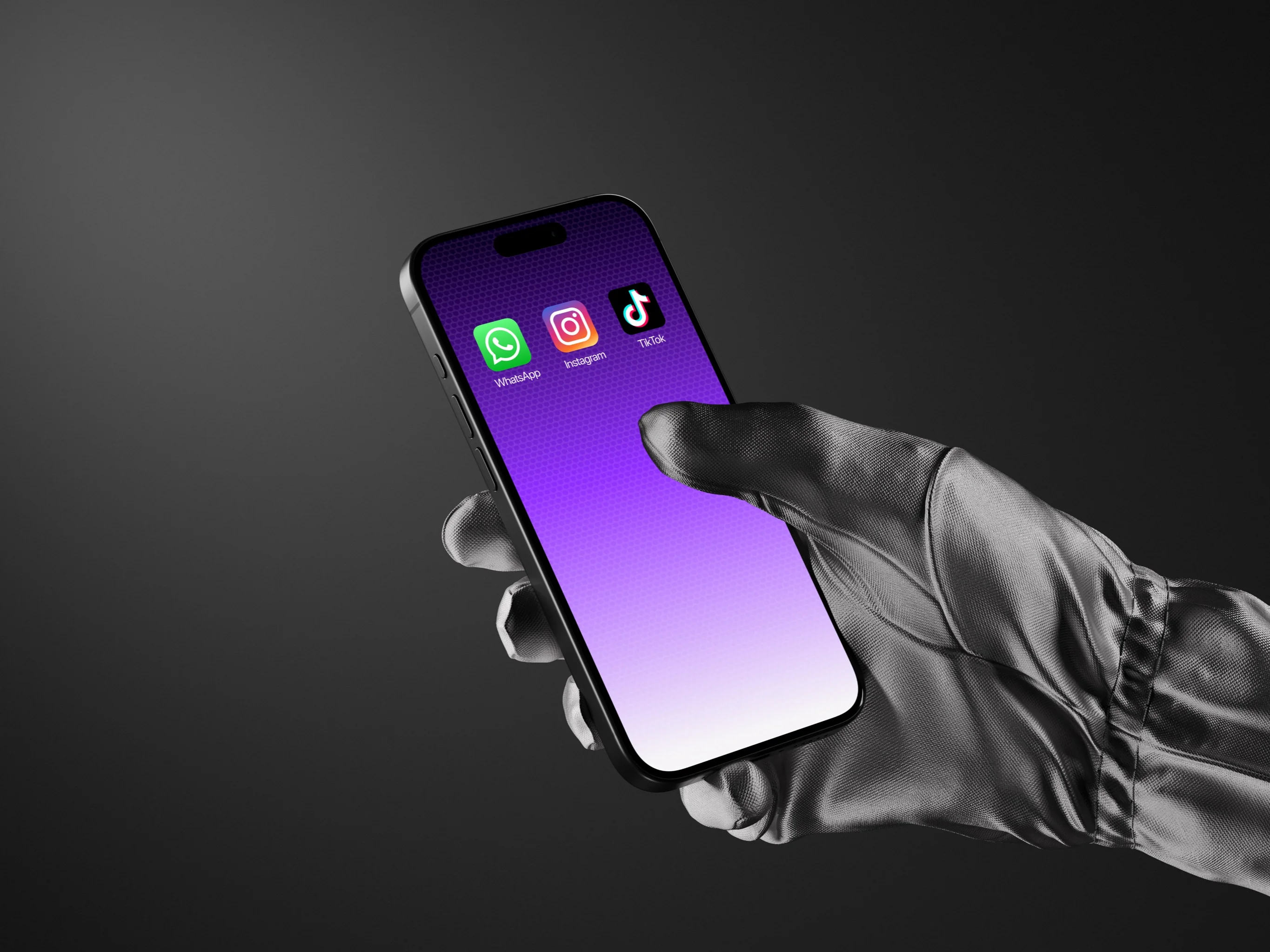 Mão segurando um celular com os ícones do WhatsApp, Instagram e TikTok na tela